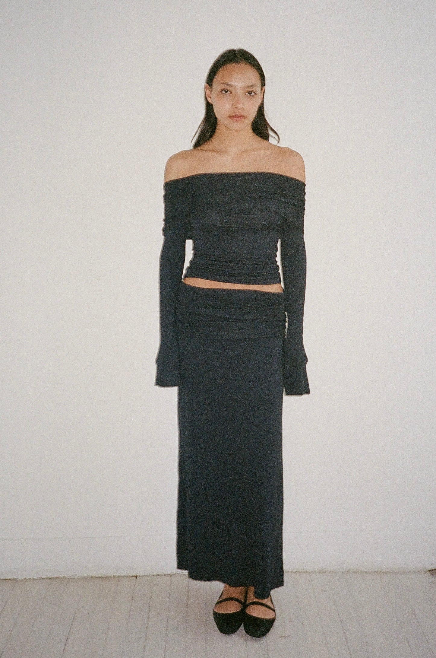 Long sleeved off-shoulder top in viscose, navy