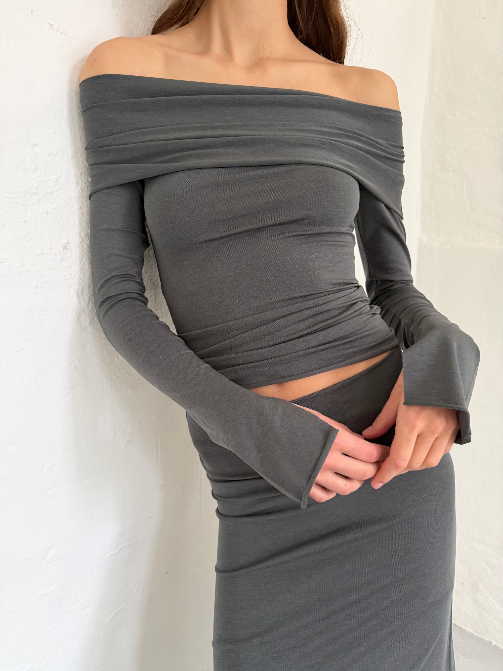 Long sleeved off-shoulder top in viscose, petroleum