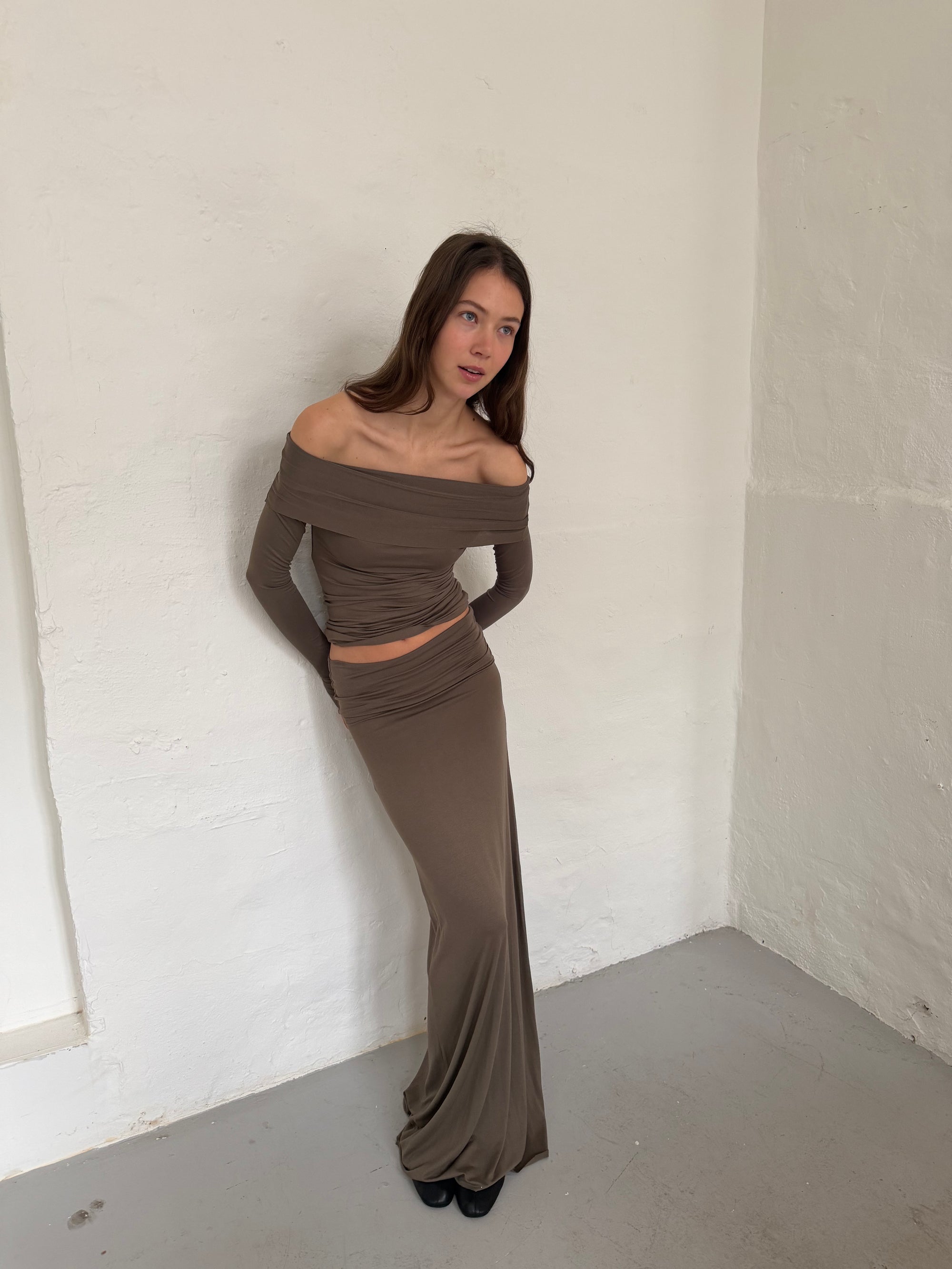 Long sleeved off shoulder top in viscose, olive