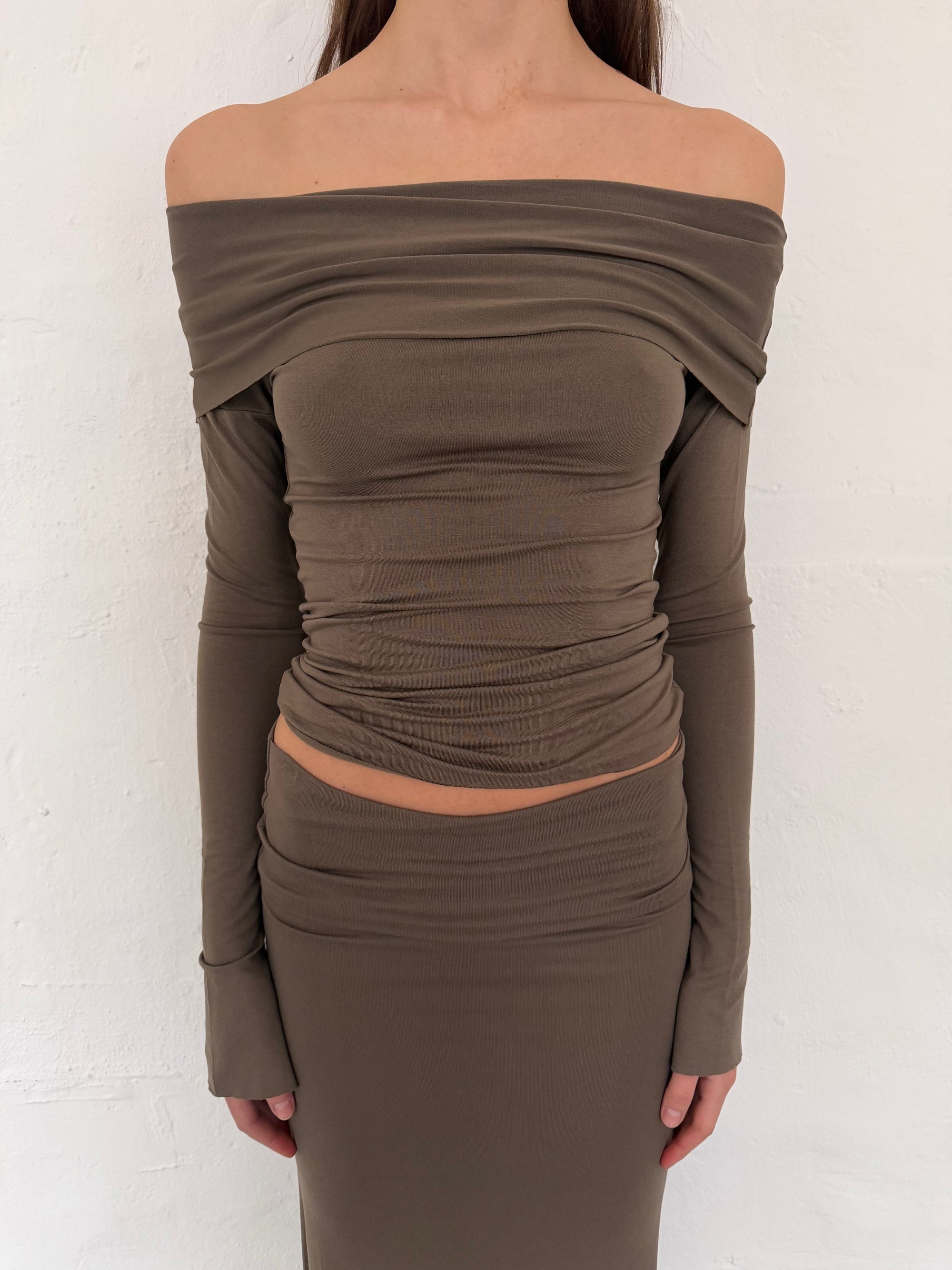 Long sleeved off shoulder top in viscose, olive